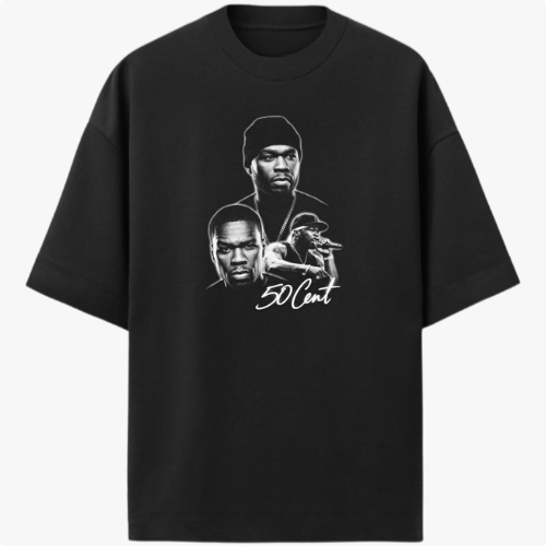 Camiseta com estampa frontal de três imagens de pessoa em diferentes poses com assinatura estilizada abaixo.