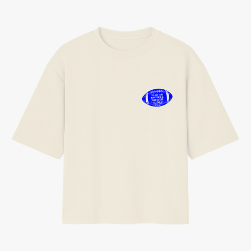 Camiseta com estampa frontal de texto em um formato oval e estampa traseira de duas mãos, uma segurando uma rosa e outra um punhal, com textos envoltos de arabescos.