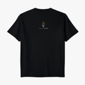 Camiseta com estampa frontal de contorno de figuras icônicas abraçando um bebê e texto abaixo, e estampa traseira de logo estilizado com coroa acima de texto.
