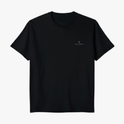 Camiseta com estampa frontal de texto discreto "JOSE", "VERAS", "DESIGN" acompanhando por um símbolo estilizado e estampa traseira grande com "ESTÁ FALTANDO SAL".