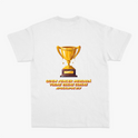 Camiseta com estampa frontal de pequeno troféu dourado e estampa traseira de grande troféu dourado sobre frase "Quem vencer herdará todas essas coisas Apocalipse 21:7".