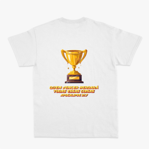 Camiseta com estampa frontal de pequeno troféu dourado e estampa traseira de grande troféu dourado sobre frase "Quem vencer herdará todas essas coisas Apocalipse 21:7".