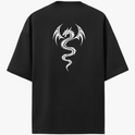 Camiseta com estampa frontal de assinatura estilizada delicada e estampa traseira de dragão tribal detalhado com asas curvas e cauda serpenteante.