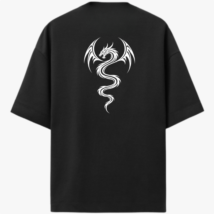 Camiseta com estampa frontal de assinatura estilizada delicada e estampa traseira de dragão tribal detalhado com asas curvas e cauda serpenteante.