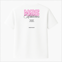 Camiseta com estampa frontal de "N9S Athletics" em fonte estilizada e estampa traseira similar, ampliada, incluindo "Worldwide Athletes Enthusiasts" e "Nines Project".