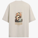 Camiseta com estampa frontal de um emblema dourado com coroa e texto "A raposa de nove caudas" e estampa traseira de arte detalhada de uma criatura fantástica com nove caudas sobre ondas, acompanhada por caracteres orientais e texto explicativo.