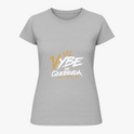 Camiseta com estampa frontal de texto estilizado "Vybe de Quebrada" acompanhado de coroa e linha embaixo, em um design dinâmico e urbano.