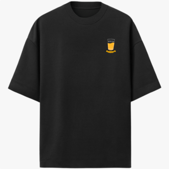 Camiseta com estampa frontal de um copo contendo uma bebida espumante e a palavra "sondero" logo abaixo, em estilo casual e descontraído.