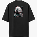 Camiseta com estampa frontal de logotipo minimalista e estampa traseira de retrato de figura icônica usando óculos escuros e efeito glitch minimalista.