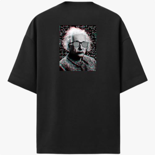 Camiseta com estampa frontal de logotipo minimalista e estampa traseira de retrato de figura icônica usando óculos escuros e efeito glitch minimalista.