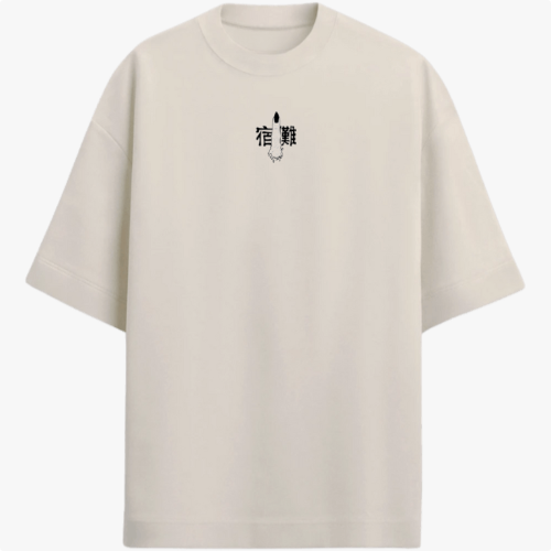 Camiseta com estampa frontal de caracteres estilizados e detalhe decorativo, e estampa traseira de dois rostos em perfil em estilo artístico.