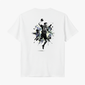 Camiseta com estampa frontal de logotipo minimalista com texto estilizado e estampa traseira de jogador de esportes em ação, cercado por elementos gráficos dinâmicos.