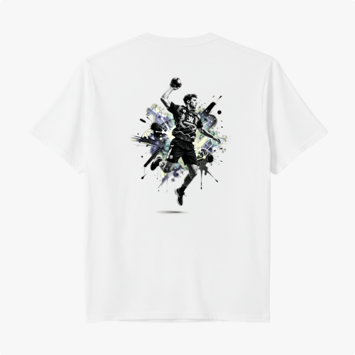 Camiseta com estampa frontal de logotipo minimalista com texto estilizado e estampa traseira de jogador de esportes em ação, cercado por elementos gráficos dinâmicos.