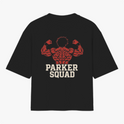 Camiseta com estampa frontal de logotipo estilizado em letras e estampa traseira de figura muscular exibindo braços cruzados acima do texto "Parker Squad".