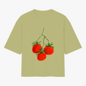 Camiseta com estampa frontal de três tomates brilhantes com hastes verdes, dispostos em um padrão artístico que realça detalhes visuais e cores vibrantes.