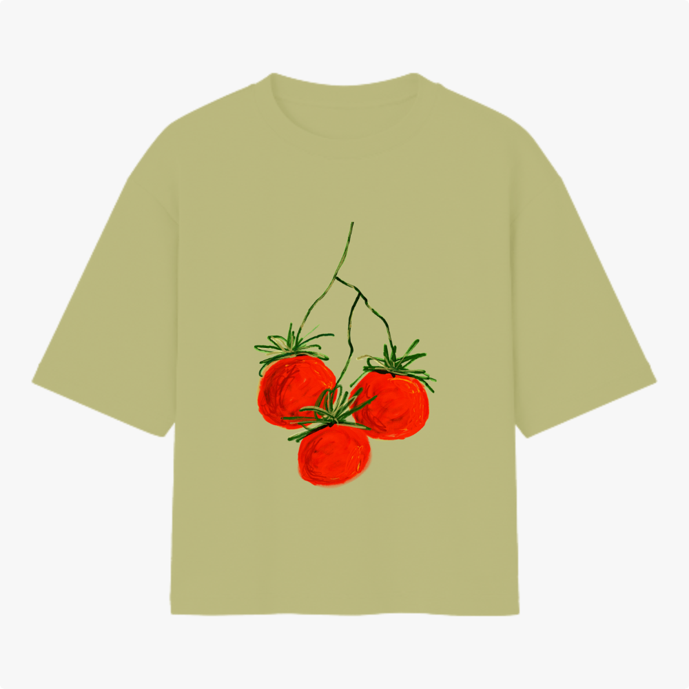 Camiseta com estampa frontal de três tomates brilhantes com hastes verdes, dispostos em um padrão artístico que realça detalhes visuais e cores vibrantes.