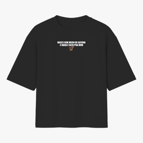 Camiseta com estampa frontal de texto "Nasci sem medo de altura e nada é alto pra mim" com detalhes gráficos e estampa traseira de mãos tatuadas com anéis.