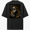 Camiseta com estampa frontal de logotipo minimalista e estampa traseira de retrato artístico de criança combinando elementos geométricos e orgânicos.