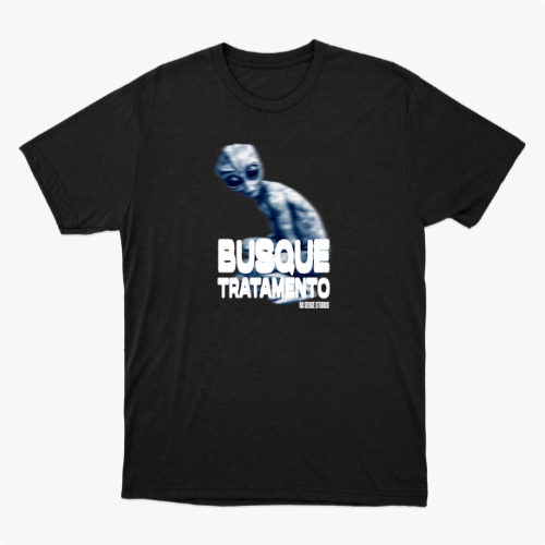 Camiseta com estampa frontal de um alienígena estilizado ao lado da frase "BUSQUE TRATAMENTO" em letras grandes e sombreadas, acompanhada por um texto menor.
