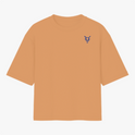 Camiseta com estampa frontal de figura geométrica abstrata e estampa traseira de pássaro estilizado com frases e elementos gráficos variados.