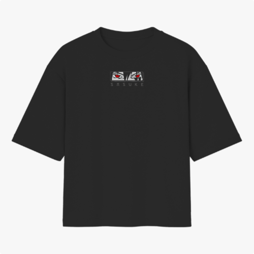 Camiseta com estampa frontal de olhos estilizados em quadrados e texto "SASUKE", e estampa traseira de ilustração em quadrado de personagem sério com cabelo escuro.