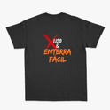 Camiseta com estampa frontal de símbolo de basquete com palavras associadas e estampa traseira de texto com destaque para "Liso & Enterra Fácil".