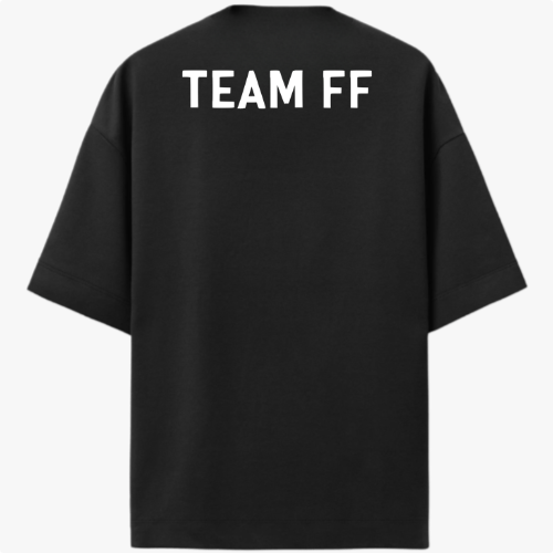 Camiseta com estampa frontal de texto estilizado "TïFF" e estampa traseira de "TEAM FF" em letras maiúsculas.