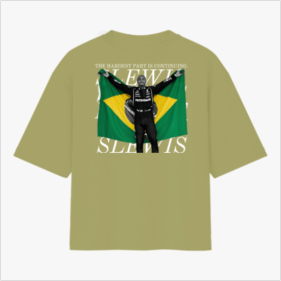 Camiseta com estampa frontal de número '44' no lado esquerdo superior e estampa traseira de pessoa segurando bandeira brasileira e textos em destaque.