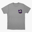 Camiseta com estampa frontal de letras estilizadas acompanhadas por um padrão geométrico vibrante em segundo plano.