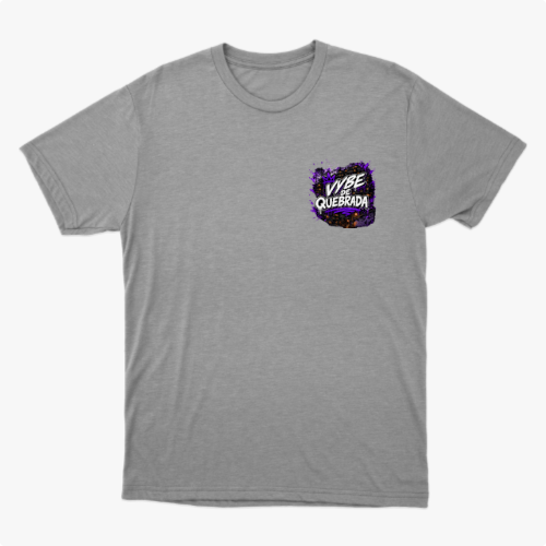 Camiseta com estampa frontal de letras estilizadas acompanhadas por um padrão geométrico vibrante em segundo plano.