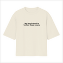 Camiseta com estampa frontal de texto estilizado "My boyfriend is better than yours" em fonte clara e destacada centralizada no peito.