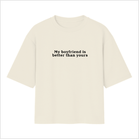 Camiseta com estampa frontal de texto estilizado "My boyfriend is better than yours" em fonte clara e destacada centralizada no peito.