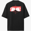 Camiseta com estampa frontal de texto "COMPANY" em relevo e estampa traseira de ilustração artística com rostos repetidos sobre fundo geométrico.