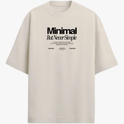 Camiseta com estampa frontal de texto destacando as palavras "Minimal But Never Simple", acompanhada de pequenos textos e símbolos abaixo.