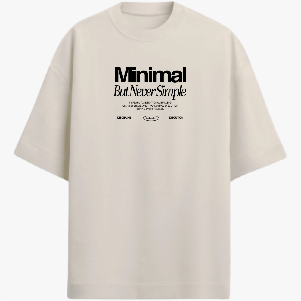 Camiseta com estampa frontal de texto destacando as palavras "Minimal But Never Simple", acompanhada de pequenos textos e símbolos abaixo.
