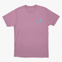 Camiseta com estampa frontal de uma inicial estilizada e estampa traseira com vários personagens icônicos de jogos e animações em um agrupamento vibrante.