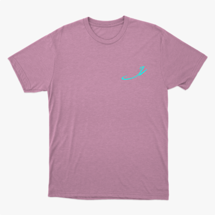 Camiseta com estampa frontal de uma inicial estilizada e estampa traseira com vários personagens icônicos de jogos e animações em um agrupamento vibrante.