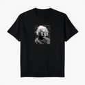 Camiseta com estampa frontal de figura histórica estilizada com efeito glitch e visual pixelado, destacando óculos escuros e cabelos esvoaçantes.