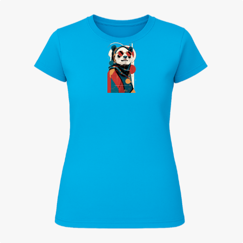 Camiseta com estampa frontal de panda estilizado, vestindo roupa clássica e chapéu, sobre fundo geométrico abstrato contrastante.