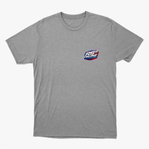 Camiseta com estampa frontal de "RS Challenge" estilizado e estampa traseira de "RS Challenge" maior com três carros em perspectiva detalhada.
