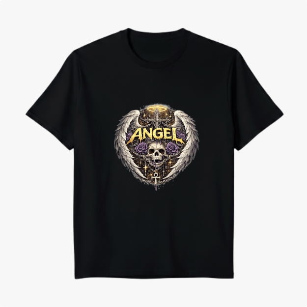 Camiseta com estampa frontal de um crânio com asas, rosas púrpuras, chave e halo dourado, sob a palavra "Angel" em estilo gótico impactante.