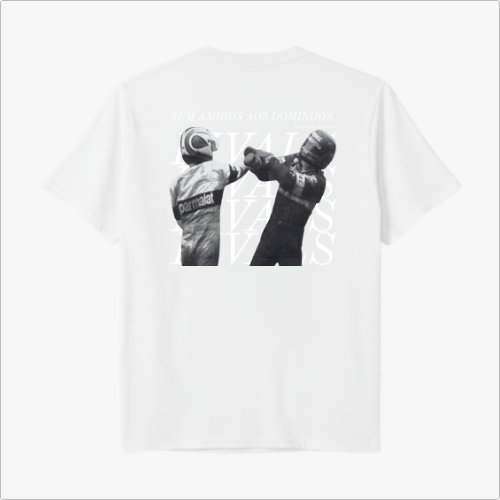 Camiseta com estampa frontal de "RIVALS" em letras discretas e estampa traseira com imagem de dois pilotos se cumprimentando, sobreposta por "RIVALS" repetido.