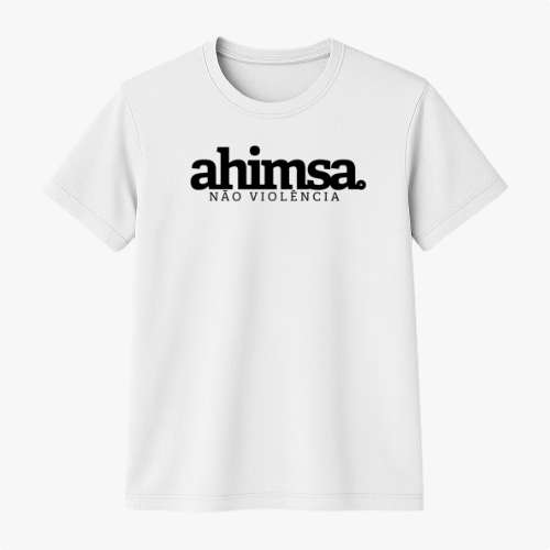 Camiseta com estampa frontal de "ahimsa não violência" e estampa traseira de "yamas" seguida por termos como "satya, brahmacharya, ahimsa, asteya, aparigraha".
