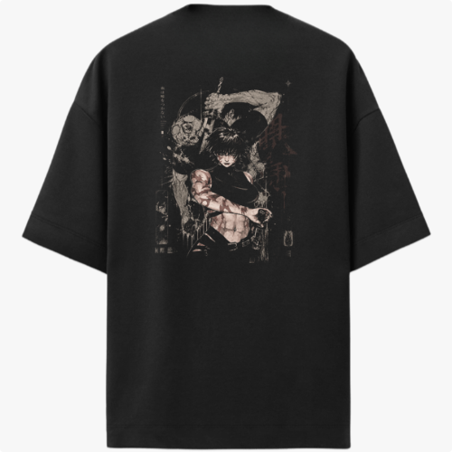 Camiseta com estampa frontal de um pequeno detalhe vertical abstrato e estampa traseira de um guerreiro sombreado segurando uma espada, rodeado por elementos místicos.