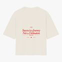 Camiseta com estampa traseira de texto estilizado "Success is a Journey Not a Destination", incluindo o ano "2026" e a frase "enjoy the ride".