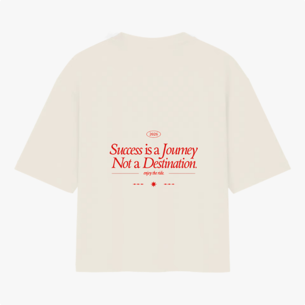 Camiseta com estampa traseira de texto estilizado "Success is a Journey Not a Destination", incluindo o ano "2026" e a frase "enjoy the ride".