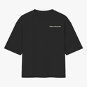 Camiseta com estampa frontal de texto "latina y forrozeira" e estampa traseira de espiral colorida sutil localizada próximo à gola.