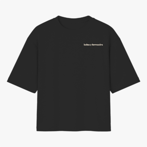 Camiseta com estampa frontal de texto "latina y forrozeira" e estampa traseira de espiral colorida sutil localizada próximo à gola.