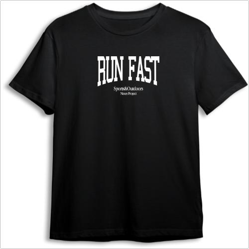 Camiseta com estampa frontal de "RUN FAST" em letras grandes, acompanhada de "Sports & Outdoors" e "Narex Project" menores; e estampa traseira com pequeno símbolo.