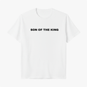 Camiseta com estampa frontal de texto centrado em letras maiúsculas que diz "SON OF THE KING".